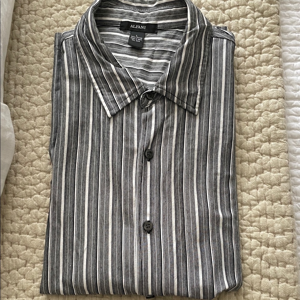 Alfani Men’s Black Pinstripe Short Sleeve Button down with collar Size L
